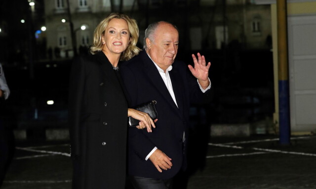 MEDIESKY: Amancio Ortega holder som regel en lav profil i offentligheten. Her sammen med sin kone Flora Pérez. Paret giftet seg i 2001. Foto: NTB Scanpix MEDIESKY: Amancio Ortega holder som regel en lav profil i offentligheten. Her sammen med sin kone Flora Pérez. Paret giftet seg i 2001. Foto: NTB Scanpix